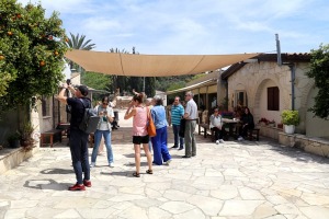 Travelnews.lv izbauda pusdienu piedāvājumu Kipras ēzeļu fermā «Agroktima Agios Georgios» 2
