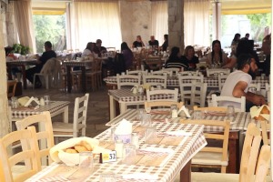 Travelnews.lv izbauda pusdienu piedāvājumu Kipras ēzeļu fermā «Agroktima Agios Georgios» 7
