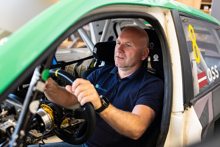 Rallijkrosa braucējs Edijs Ošs atklāj savus plānus un prezentē auto jaunās krāsās. Foto: GATIS SMUDZIS 335908