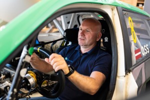 Rallijkrosa braucējs Edijs Ošs atklāj savus plānus un prezentē auto jaunās krāsās. Foto: GATIS SMUDZIS 12