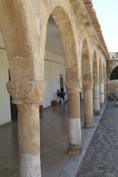 Travelnews.lv apmeklē ļoti senu arheoloģisko ekspozīciju Svēto Barnabas klostera telpās 2