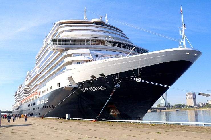 Rīgas ostā ir ienācis milzīgs kruīzu kuģis «Rotterdam» ar 2,5 tūkstošiem pasažieru 336259
