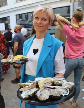 Restorāns «Buržujs» Berga bazārā organizē Baltijas lielāko Austeru festivālu, apēdot 11 000 austeru 33