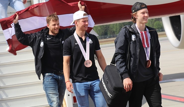 Latvijas hokeja izlase ar ovācijām tiek sagaidīta lidostā «Rīga» 336932