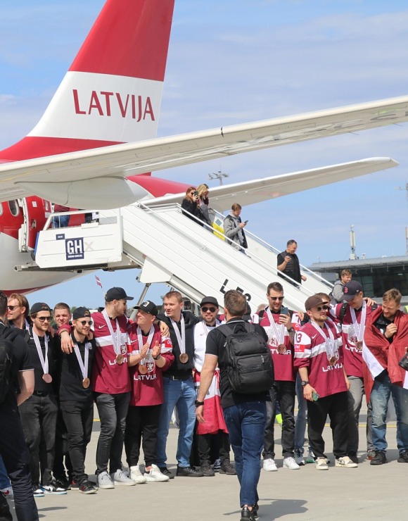 Latvijas hokeja izlase ar ovācijām tiek sagaidīta lidostā «Rīga» 336941