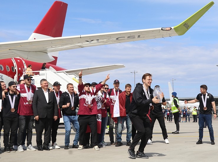 Latvijas hokeja izlase ar ovācijām tiek sagaidīta lidostā «Rīga» 336942