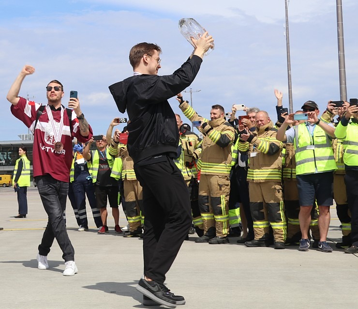 Latvijas hokeja izlase ar ovācijām tiek sagaidīta lidostā «Rīga» 336944