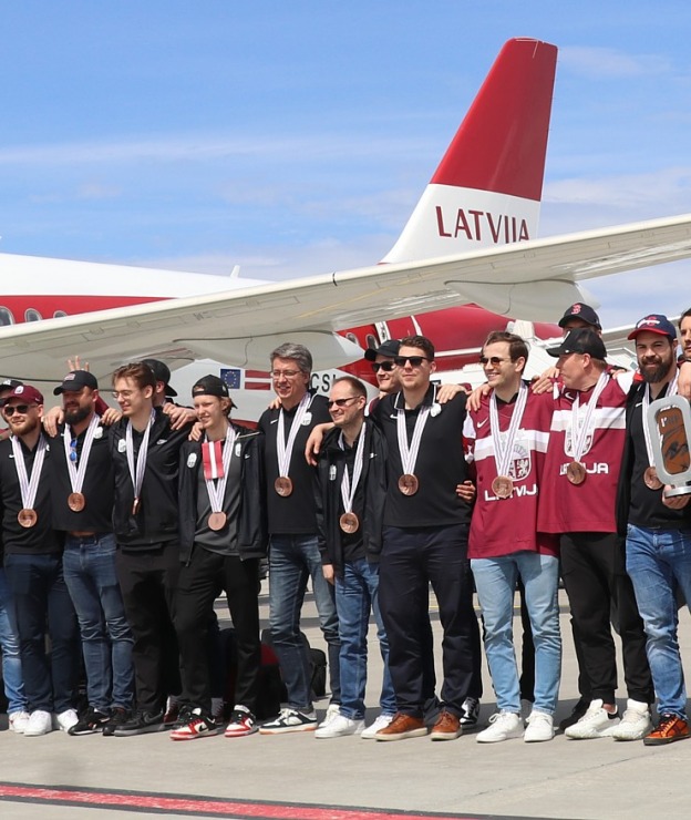 Latvijas hokeja izlase ar ovācijām tiek sagaidīta lidostā «Rīga» 336948
