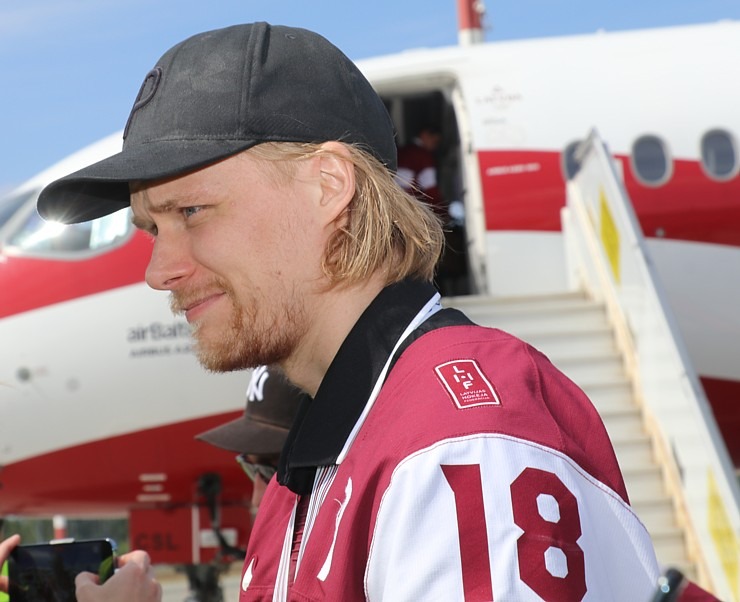 Latvijas hokeja izlase ar ovācijām tiek sagaidīta lidostā «Rīga» 336954