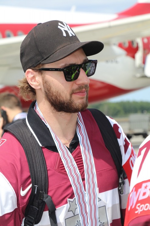 Latvijas hokeja izlase ar ovācijām tiek sagaidīta lidostā «Rīga» 336955