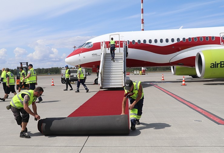 Latvijas hokeja izlase ar ovācijām tiek sagaidīta lidostā «Rīga» 336923