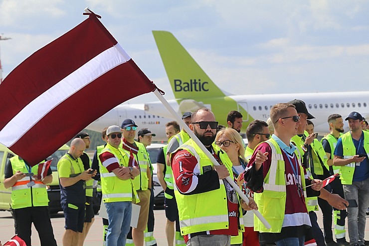 Latvijas hokeja izlase ar ovācijām tiek sagaidīta lidostā «Rīga» 336924