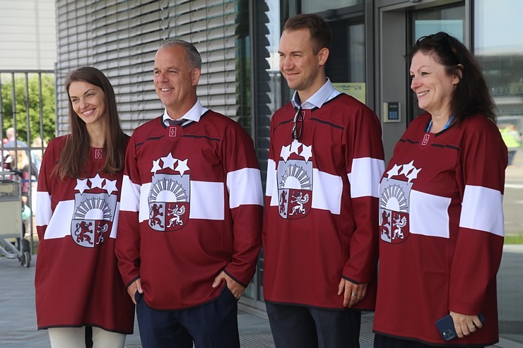 Latvijas hokeja izlase ar ovācijām tiek sagaidīta lidostā «Rīga» 336925