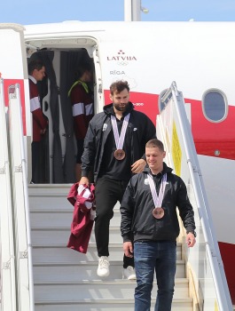 Latvijas hokeja izlase ar ovācijām tiek sagaidīta lidostā «Rīga» 17