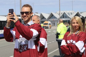 Latvijas hokeja izlase ar ovācijām tiek sagaidīta lidostā «Rīga» 20