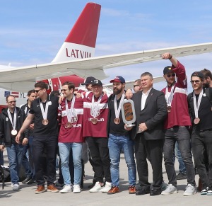 Latvijas hokeja izlase ar ovācijām tiek sagaidīta lidostā «Rīga» 27