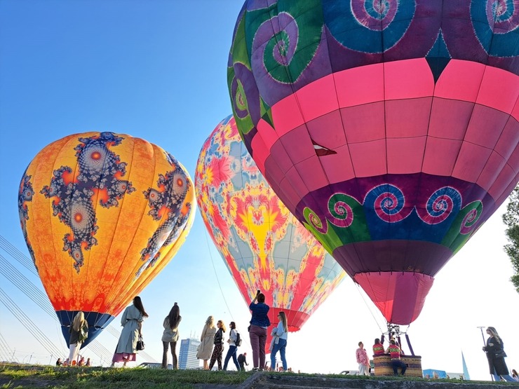 AB Dambī ieskandina gaisa balonu gaidīšanas svētkus. Foto: skyamazons.lv 337543
