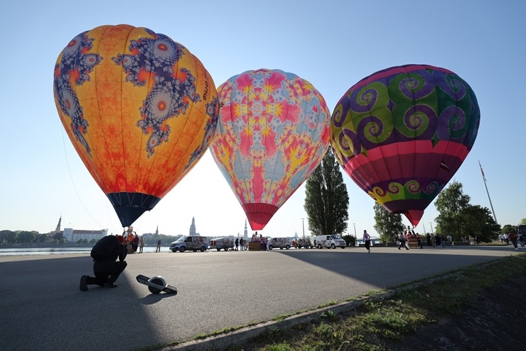 AB Dambī ieskandina gaisa balonu gaidīšanas svētkus. Foto: skyamazons.lv 337552
