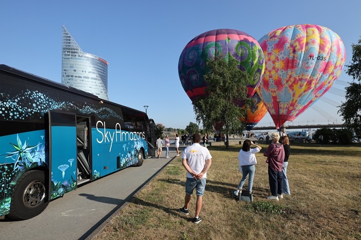 AB Dambī ieskandina gaisa balonu gaidīšanas svētkus. Foto: skyamazons.lv 337553