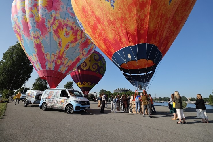 AB Dambī ieskandina gaisa balonu gaidīšanas svētkus. Foto: skyamazons.lv 337554