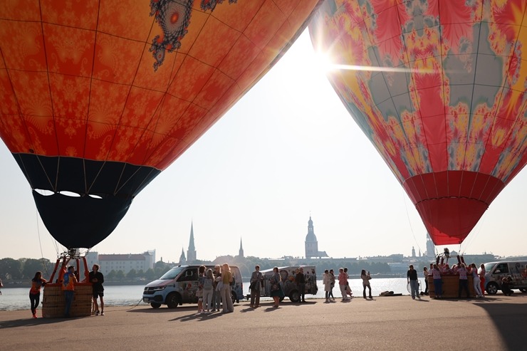 AB Dambī ieskandina gaisa balonu gaidīšanas svētkus. Foto: skyamazons.lv 337555