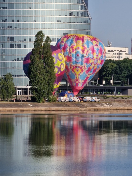AB Dambī ieskandina gaisa balonu gaidīšanas svētkus. Foto: skyamazons.lv 337556