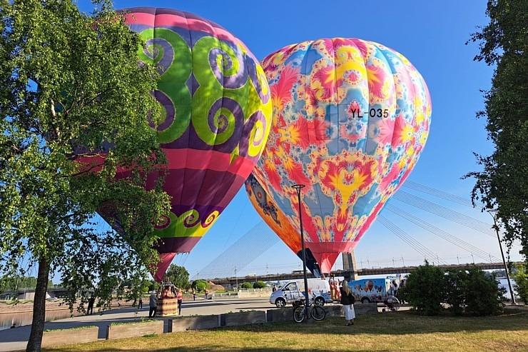 AB Dambī ieskandina gaisa balonu gaidīšanas svētkus. Foto: skyamazons.lv 337544