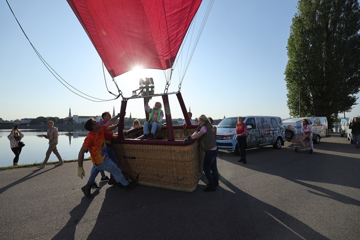 AB Dambī ieskandina gaisa balonu gaidīšanas svētkus. Foto: skyamazons.lv 337549