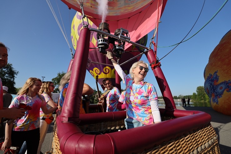 AB Dambī ieskandina gaisa balonu gaidīšanas svētkus. Foto: skyamazons.lv 337550