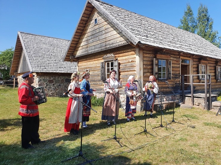 Slutišķos Tautas mākslas festivālā «Augšdaugava 2023» atklāj Lielā Augšdaugavas musturdeķa tiltu. Foto: Inese Minova 337663