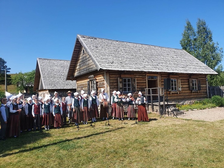 Slutišķos Tautas mākslas festivālā «Augšdaugava 2023» atklāj Lielā Augšdaugavas musturdeķa tiltu. Foto: Inese Minova 337664