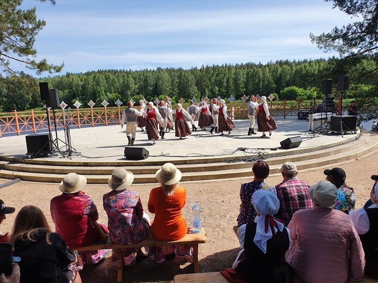 Slutišķos Tautas mākslas festivālā «Augšdaugava 2023» atklāj Lielā Augšdaugavas musturdeķa tiltu. Foto: Inese Minova 337665