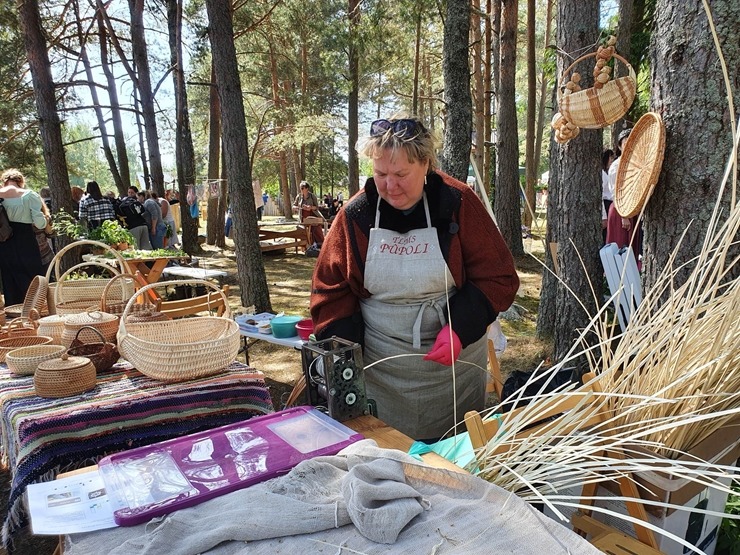 Slutišķos Tautas mākslas festivālā «Augšdaugava 2023» atklāj Lielā Augšdaugavas musturdeķa tiltu. Foto: Inese Minova 337672