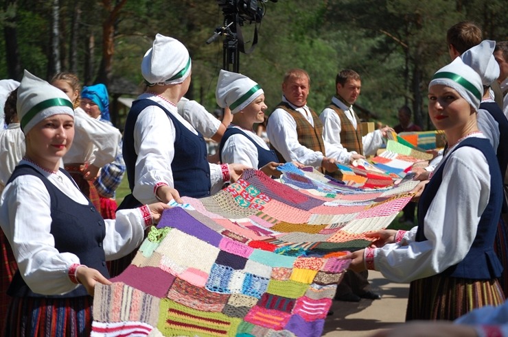 Slutišķos Tautas mākslas festivālā «Augšdaugava 2023» atklāj Lielā Augšdaugavas musturdeķa tiltu. Foto: Inese Minova 337656