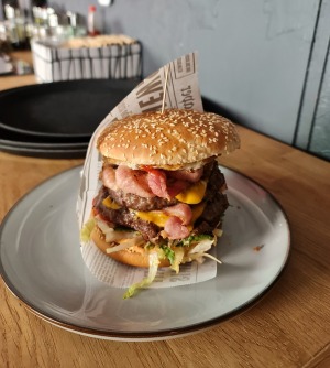 Travelnews.lv iepazīst «Burgeru māja Lielais Kristaps» ēdienkarti uz Matīsa ielas Rīgā 15