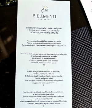 Travelnews.lv iepazīst klusā Rīgas centra restorāna «5 elementi» ēdienkarti un terasi 10