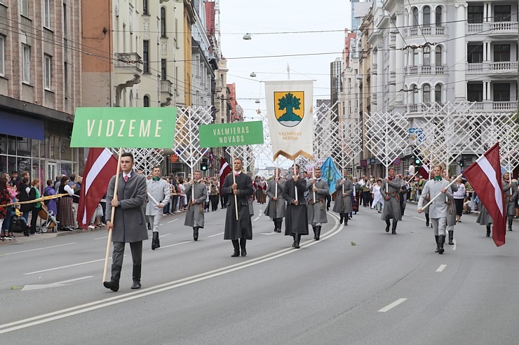 Skati dziesmu un deju svētku dalībnieku gājienu Rīgā - «Novadu dižošanās» 338552