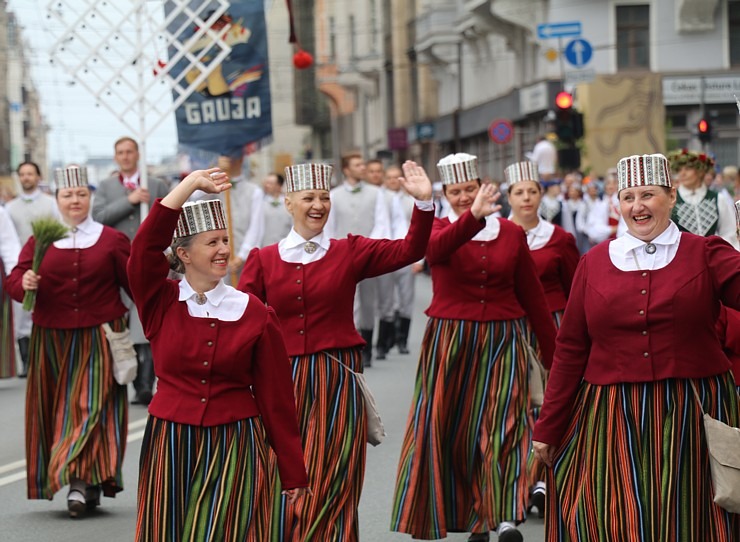 Skati dziesmu un deju svētku dalībnieku gājienu Rīgā - «Novadu dižošanās» 338553