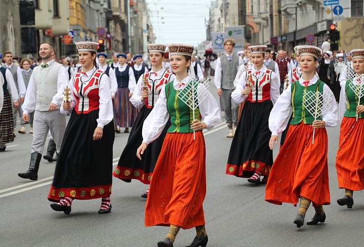 Skati dziesmu un deju svētku dalībnieku gājienu Rīgā - «Novadu dižošanās» 338554