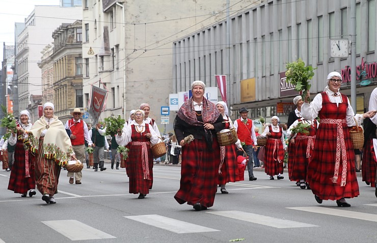 Skati dziesmu un deju svētku dalībnieku gājienu Rīgā - «Novadu dižošanās» 338556