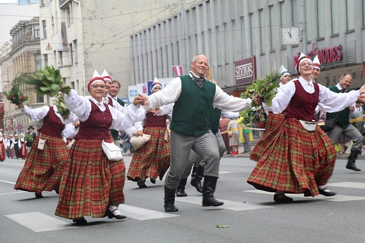 Skati dziesmu un deju svētku dalībnieku gājienu Rīgā - «Novadu dižošanās» 338557