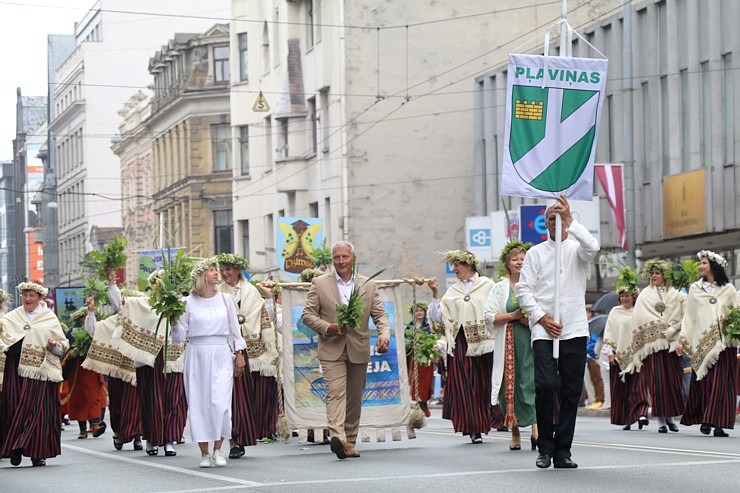 Skati dziesmu un deju svētku dalībnieku gājienu Rīgā - «Novadu dižošanās» 338558