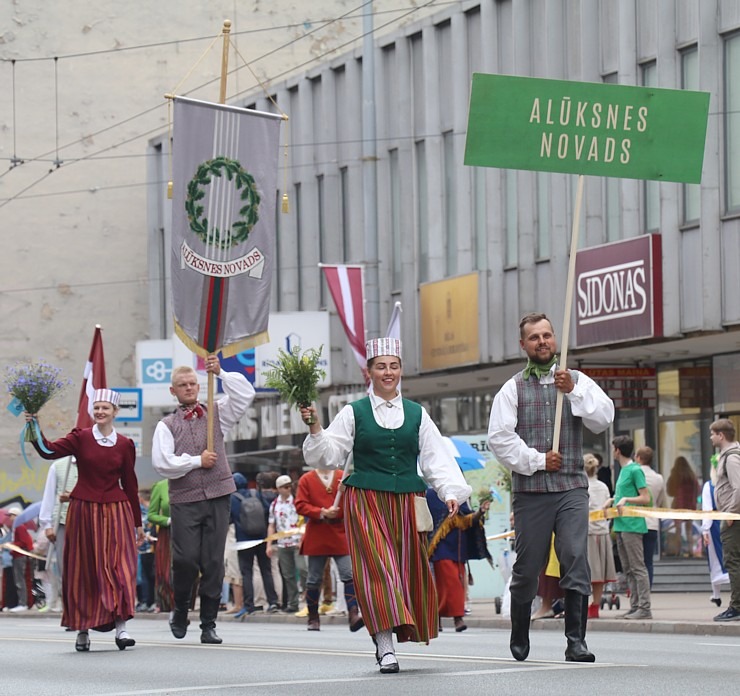 Skati dziesmu un deju svētku dalībnieku gājienu Rīgā - «Novadu dižošanās» 338559