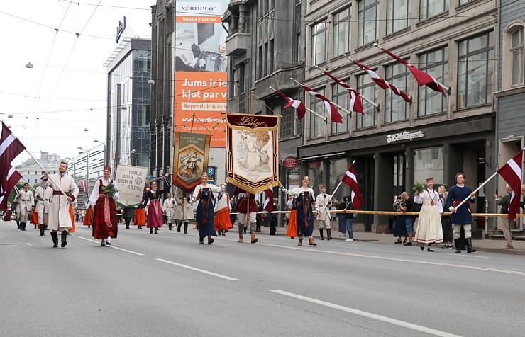 Skati dziesmu un deju svētku dalībnieku gājienu Rīgā - «Novadu dižošanās» 338542