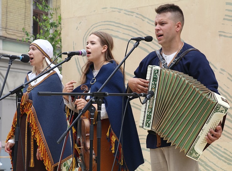 Skati dziesmu un deju svētku dalībnieku gājienu Rīgā - «Novadu dižošanās» 338565