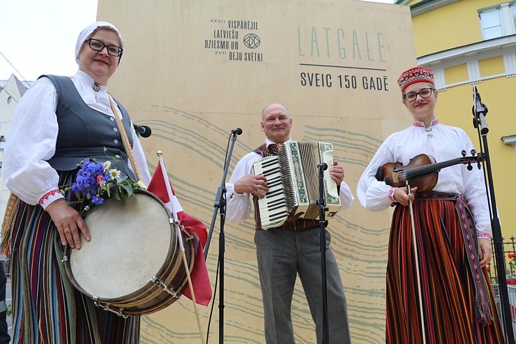 Skati dziesmu un deju svētku dalībnieku gājienu Rīgā - «Novadu dižošanās» 338567