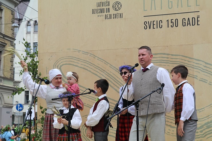 Skati dziesmu un deju svētku dalībnieku gājienu Rīgā - «Novadu dižošanās» 338568