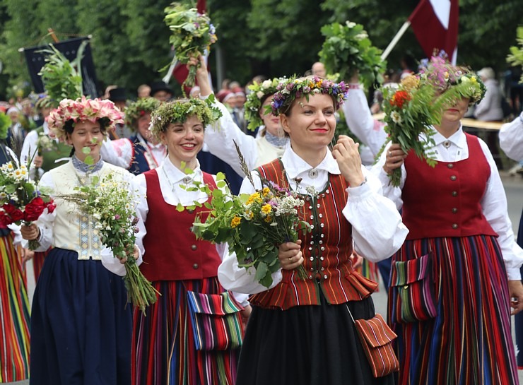Skati dziesmu un deju svētku dalībnieku gājienu Rīgā - «Novadu dižošanās» 338574