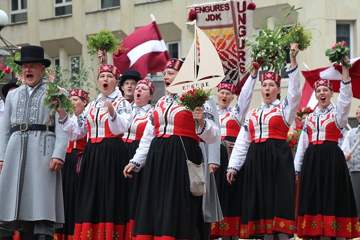 Skati dziesmu un deju svētku dalībnieku gājienu Rīgā - «Novadu dižošanās» 338575