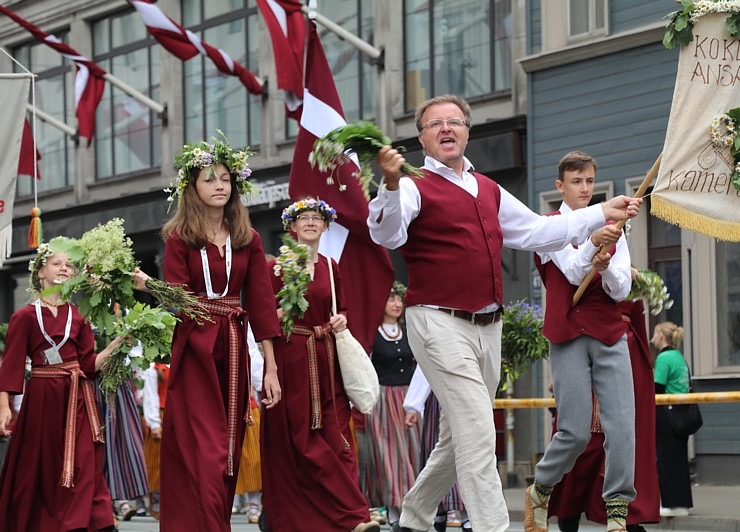 Skati dziesmu un deju svētku dalībnieku gājienu Rīgā - «Novadu dižošanās» 338576